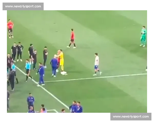 王大雷深夜发 “拜拜” 动态锁账号,球迷:这次是认真的? 王大雷深夜发 “拜拜” 动态锁账号,球迷:这次是认真的?